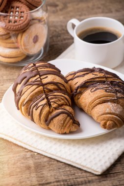 Cappuccino ve kruvasan ahşap tablo