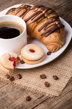 Cappuccino ve kruvasan ahşap tablo