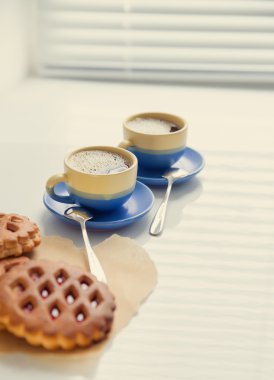 Sıcak kahve ve kurabiye sabah. Yumuşak vintage renkleri