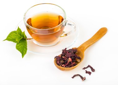 Beyaz büyük tahta kaşık taze yeşil, kırmızı, siyah çay yaprakları 