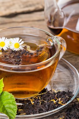 Ahşap palet nane yaprağı ile çay kompozisyon