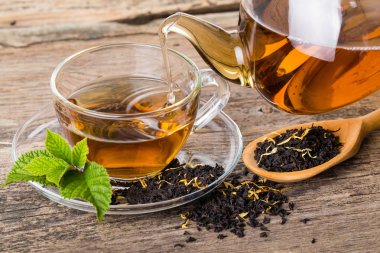 Ahşap palet nane yaprağı ile çay kompozisyon