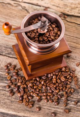 kahve çekirdekleri ve dükkan, kafe ahşap masa üzerinde eski Kahve değirmeni