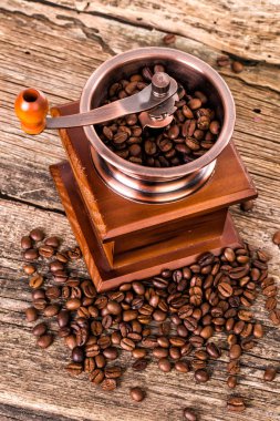 kahve çekirdekleri ve dükkan, kafe ahşap masa üzerinde eski Kahve değirmeni