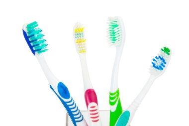 Beyaz arka plan üzerinde izole renkli aile diş fırçaları