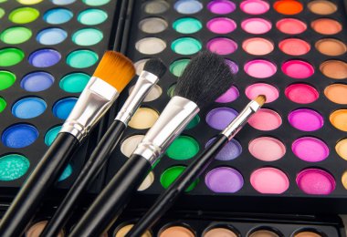 Makyaj fırçaları ve makyaj göz gölgeler