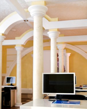 Lüks sütun dekor oda kare kiremit ve kişisel bilgisayarlar ile