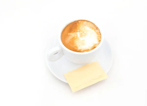 Uma xícara branca de café Cappuccino com espuma de leite em forma de coração — Fotografia de Stock