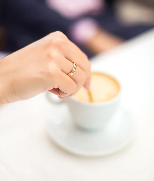 Vrouw hand roer koffie in Cafe — Stockfoto