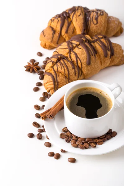 Frukost med kaffe och croissanter på bord — Stockfoto