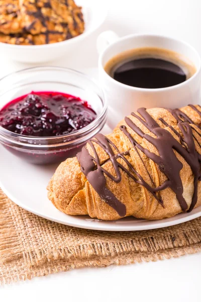 Colazione con caffè, marmellata, biscotti e croissant in tavola — Foto Stock
