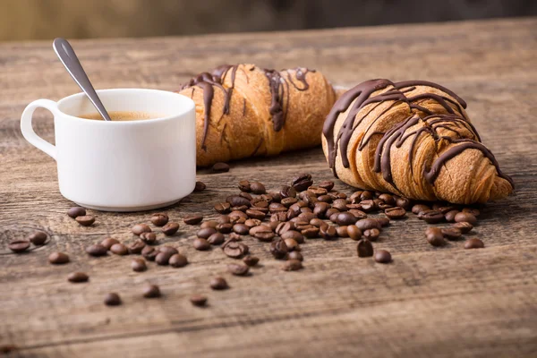 Colazione con caffè e croissant sul tavolo di legno — Foto Stock