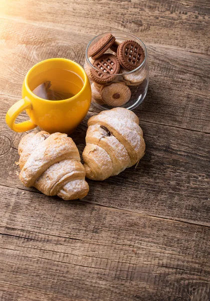 Tè e croissant sul tavolo di legno — Foto Stock