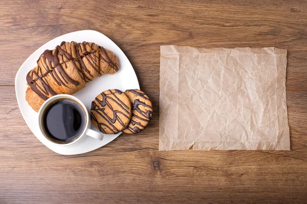 Cappuccino e croissant su tavolo in legno — Foto Stock