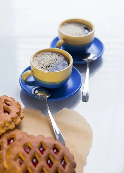 Caffè caldo e biscotti al mattino. Colori vintage morbidi — Foto Stock