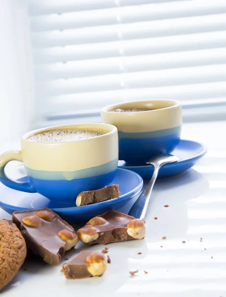 Café caliente, chocolate y galletas por la mañana — Foto de Stock