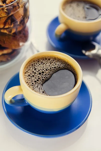 Hete koffie en koekjes in de ochtend. Zachte vintage kleuren — Stockfoto