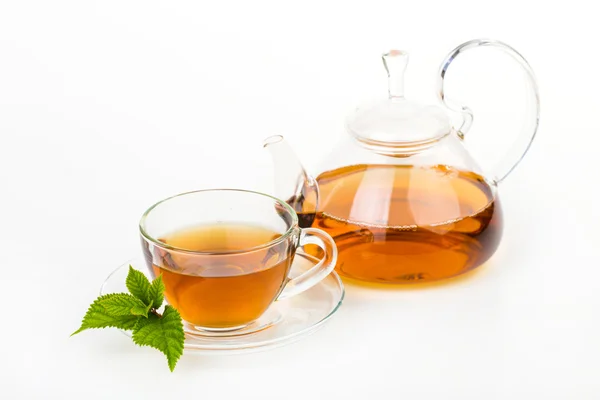 Beyaz üzerine nane yaprağı ile çay kompozisyon