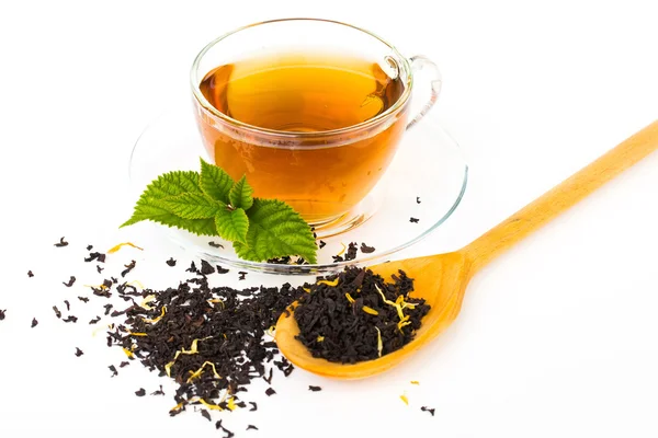 Té de taza de vidrio con hoja de menta, aislado sobre fondo blanco — Foto de Stock