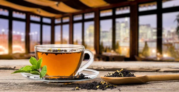 Glass Cup Tea with Mint Leaf, in evening cafe — Stock Photo, Image