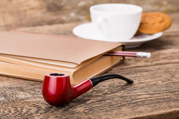 Tubo de tabaco para fumar, xícara de chá de marfim com biscoito doce, e b — Fotografia de Stock