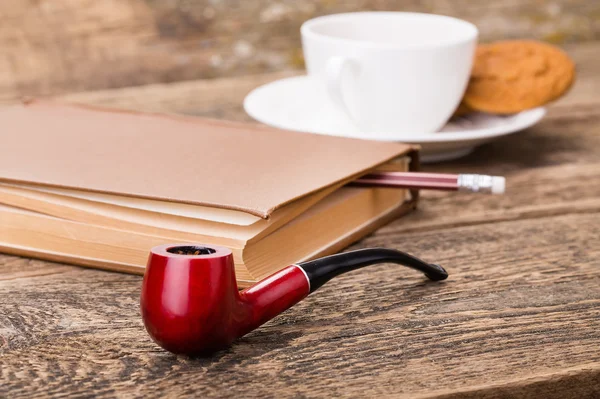 Tubo de tabaco para fumar, taza de té de marfil con galletas dulces, y b — Foto de Stock