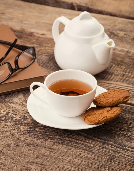 甜饼干、 眼镜和书上木制苍白象牙茶杯 — 图库照片