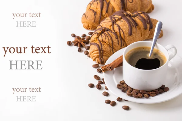 Reggeli kávéval és croissant-t, a táblázat — Stock Fotó