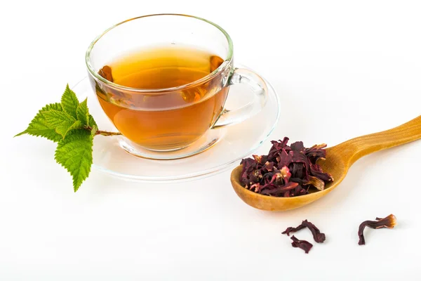 Čerstvý zelený, červený, černý čaj listy v velkou dřevěnou lžící na bílém pozadí — Stock fotografie