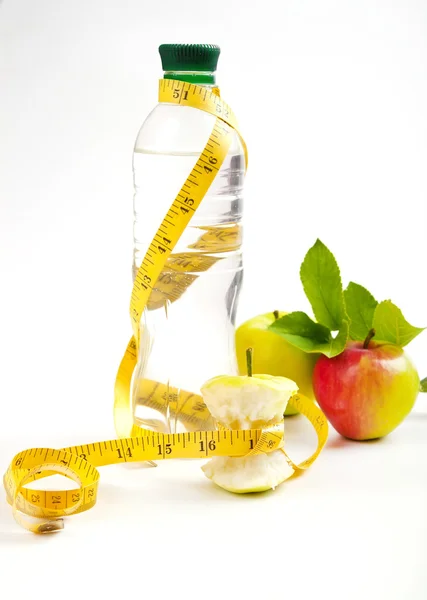 Núcleo de manzana, agua embotellada para una vida sana sobre un fondo blanco — Foto de Stock