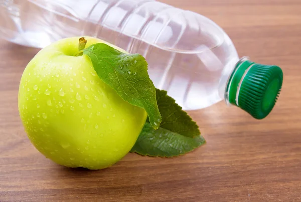 Noyau de pomme avec gouttes d'eau, eau en bouteille pour une vie saine — Photo