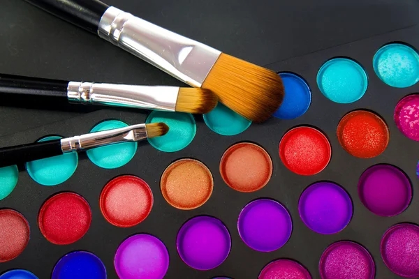 Makeup brushes and make-up eye shadows — Stock Photo, Image