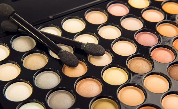 Makeup brushes and make-up eye shadows — Stock Photo, Image