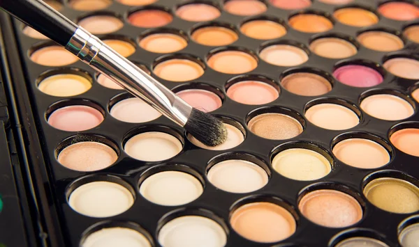 Pinceles de maquillaje y sombras de ojos de maquillaje — Foto de Stock