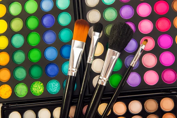 Makeup brushes and make-up eye shadows — Stock Photo, Image