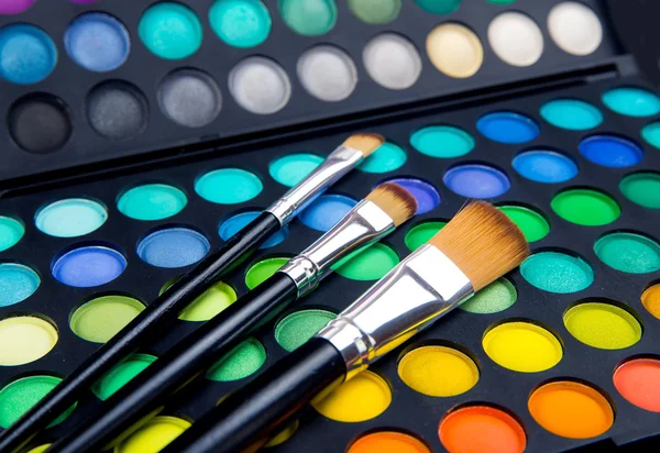 Makeup brushes and make-up eye shadows — Stock Photo, Image