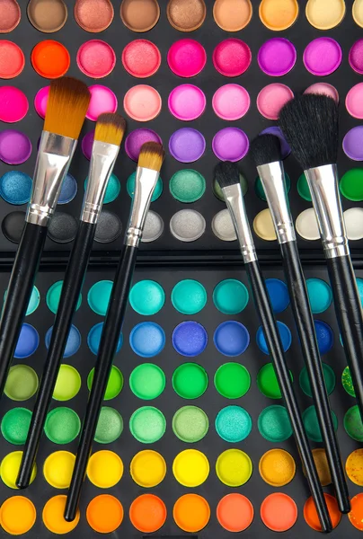 Makeup brushes and make-up eye shadows — Stock Photo, Image