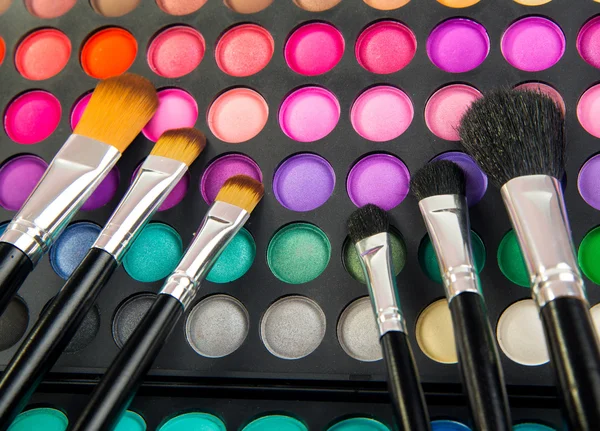 Verschillende make up borstels en make-up eye shadows — Stockfoto