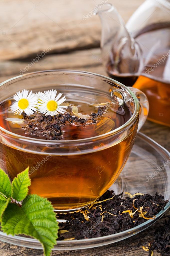 ガラス カップ ティー カモミールの花と茶色の菩薩に ミントの葉 ストック写真 C Kozirsky