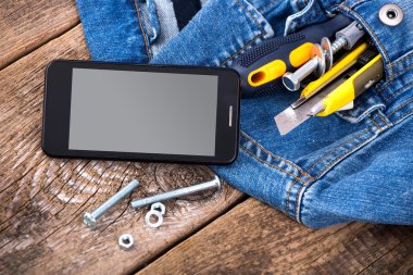 Araçları, mobil smartphone, tornavida, vida, fırça ve pense ben