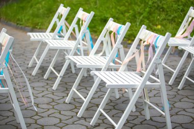 Törene dekore edilmiş beyaz düğün sandalye