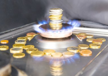 Euro madeni paralarla mavi alevler Doğalgaz yakıcı bir gaz sobası