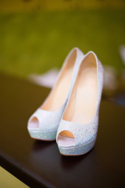 bir yay ve bir yeşil bir topuk üzerinde elmas ile beyaz düğün ayakkabıları