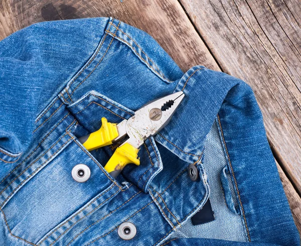 Zange in der Hosentasche einer Jeansjacke — Stockfoto