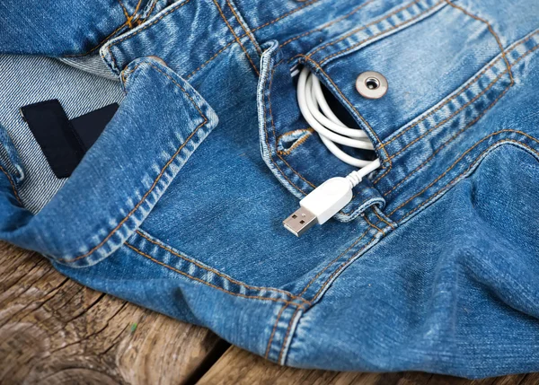 Cabo USB branco no bolso jeans, cabo USB com o bolso jeans — Fotografia de Stock