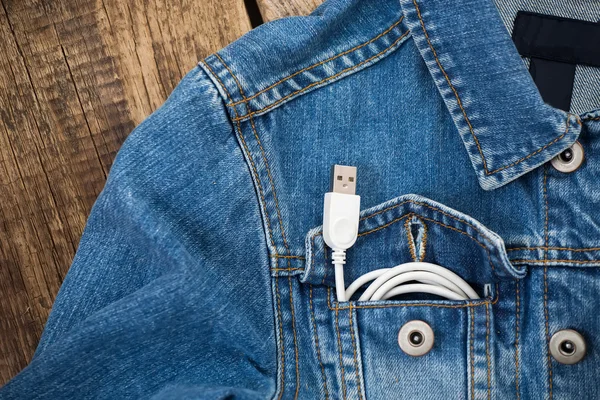 Witte USB-kabel in jeans zak, USB-kabel met de jeans zak — Stockfoto