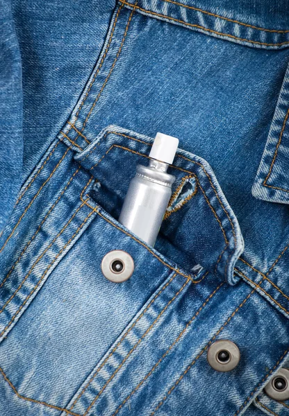 Primo piano tasca jeans con spray — Foto Stock
