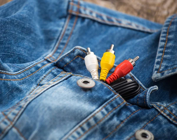 Kabel i jeans ficka — Stockfoto