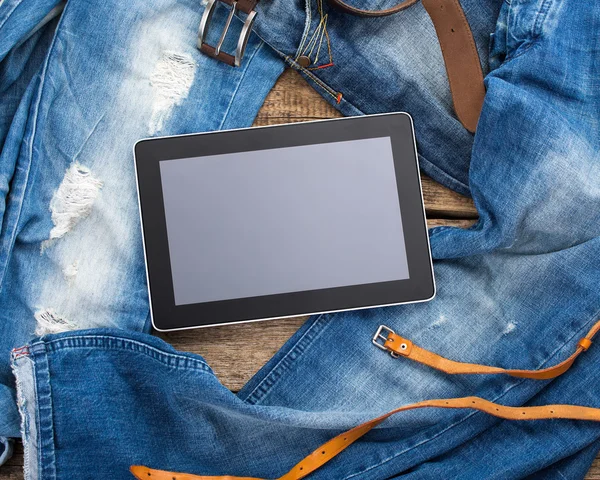 Jeans intorno tablet mobile pc su sfondo wooben vecchio — Foto Stock