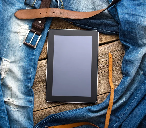 Jeans runt mobila TabletPC på gamla trä bakgrund — Stockfoto